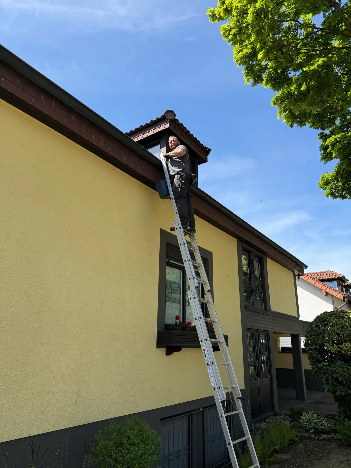 Steildach mit Ziegeleindeckung – Referenzprojekt für fachliche Dacharbeit