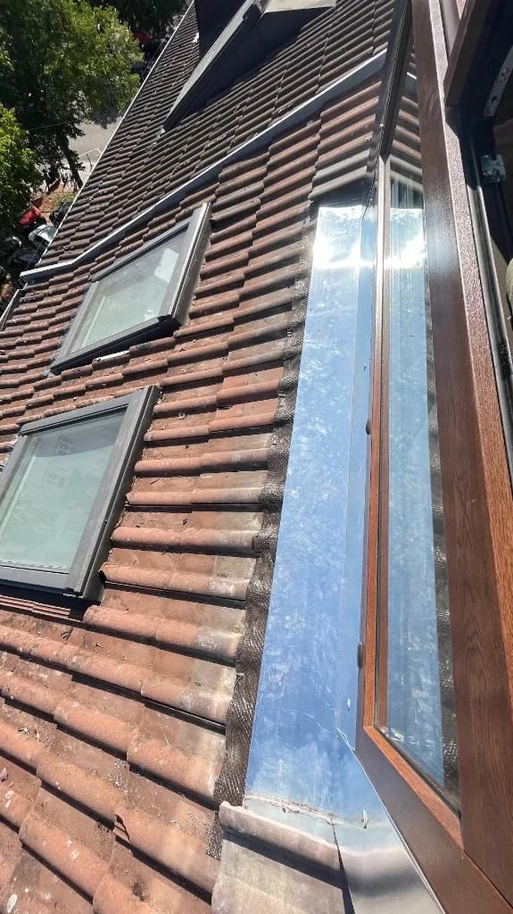 Dachfenster und Spenglerarbeit an der Gaube