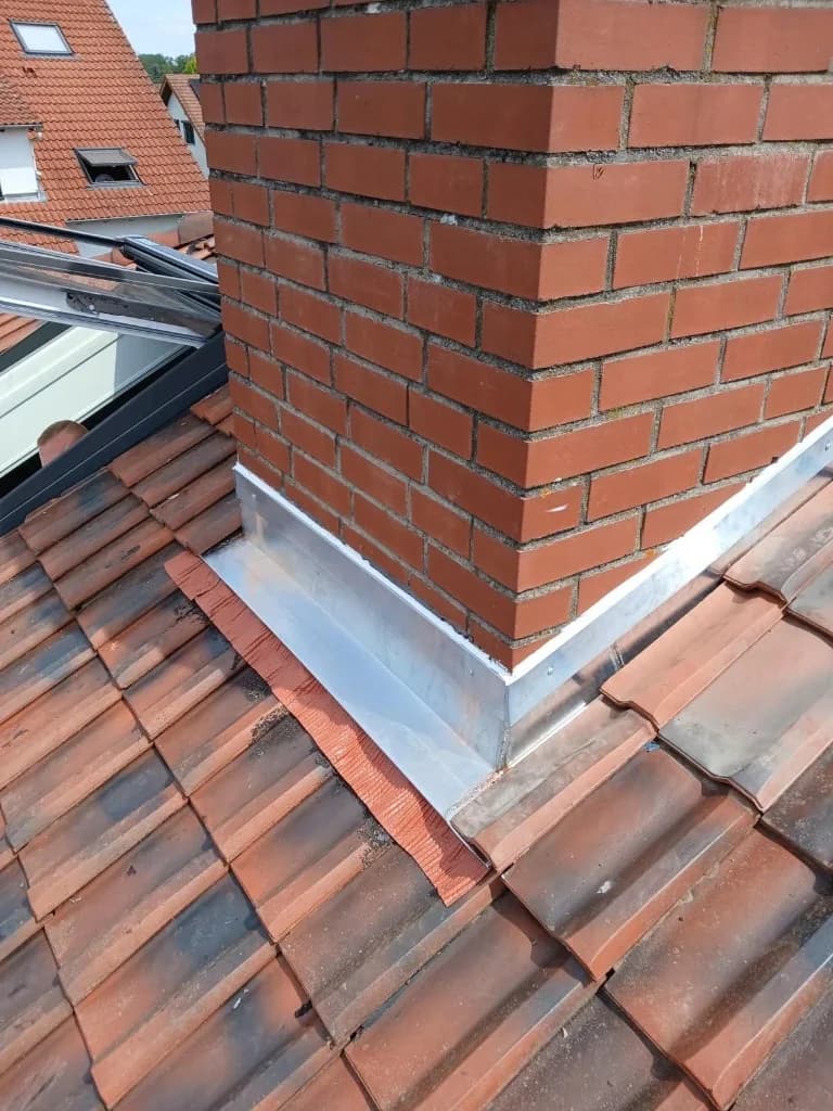 Kaminumfassung mit Spenglerarbeit und Dachfenster