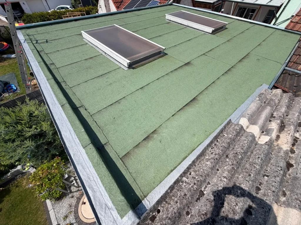 Flachdach mit neuen Dachfenstern