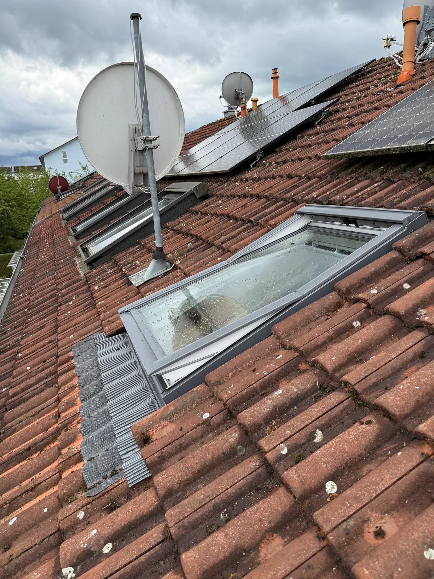Wohnhaus mit neuer Überdachung und Carport – Referenzprojekt Dachsanierung
